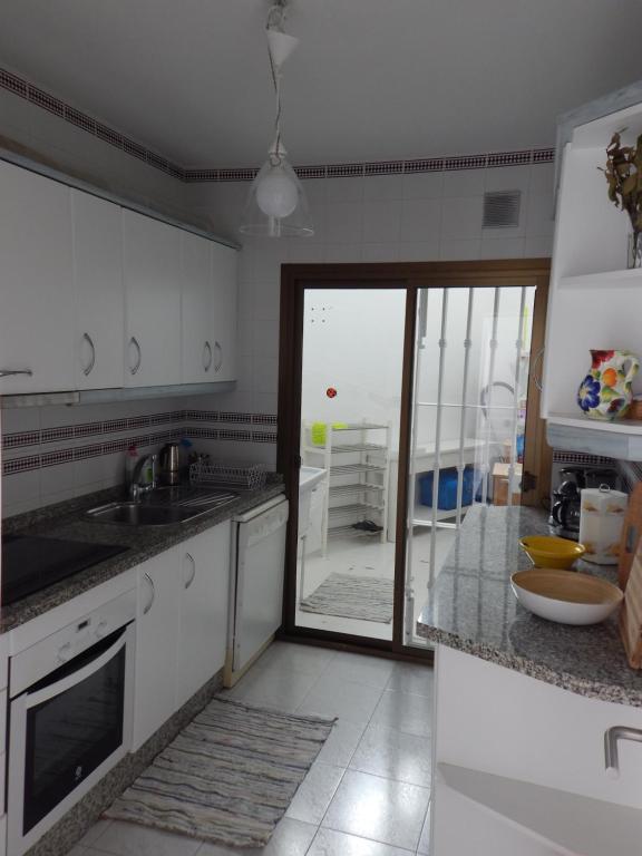 AMPLIA CASA DE 4 DORMITORIOS CON PISCINA