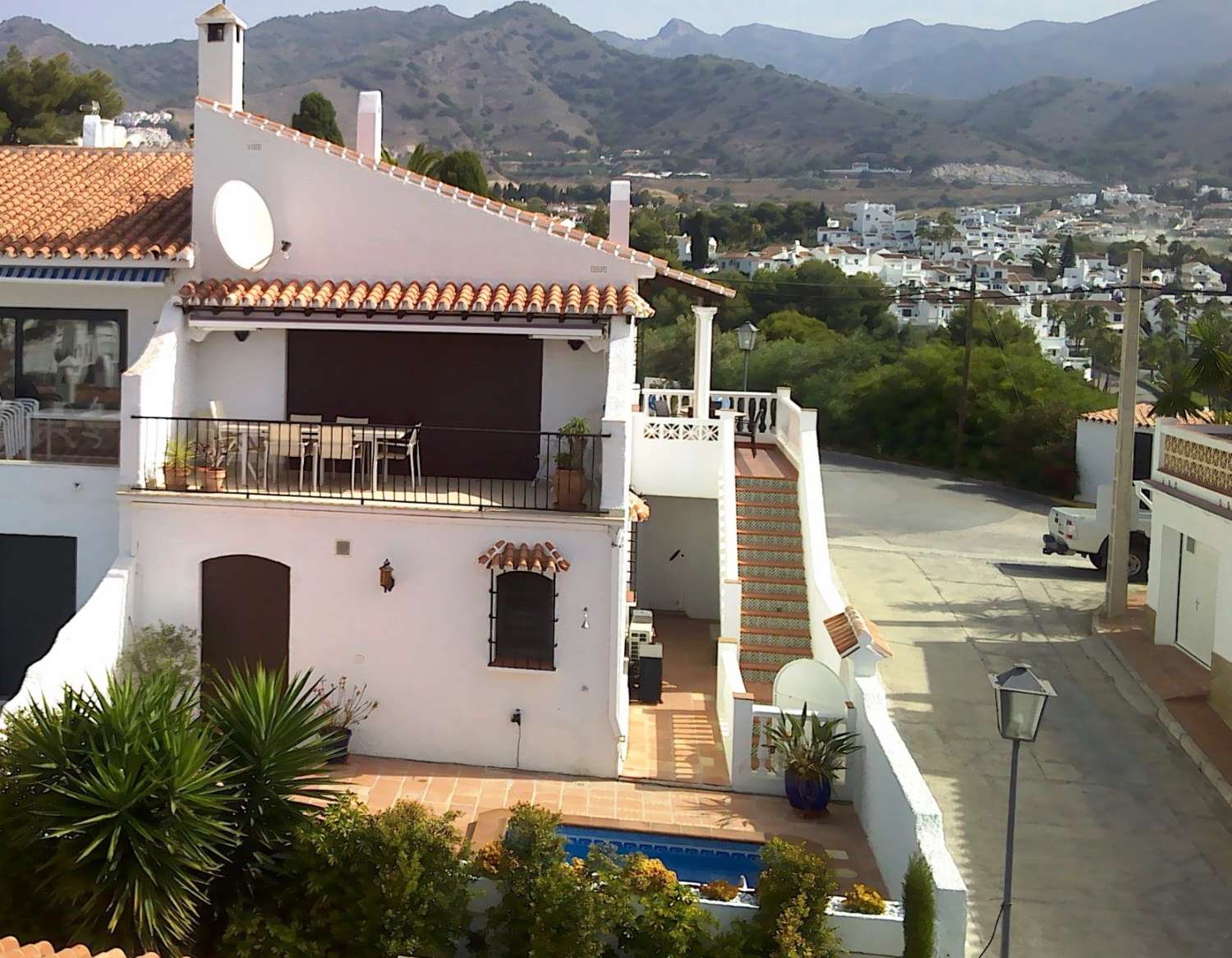 ADOSADO DE TRES DORMITORIOS Y PISCINA