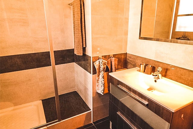 ADOSADO DE TRES DORMITORIOS Y PISCINA