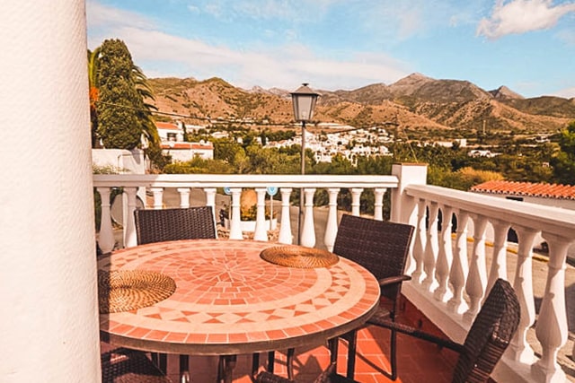 ADOSADO DE TRES DORMITORIOS Y PISCINA