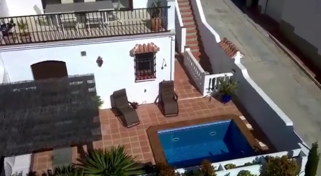 ADOSADO DE TRES DORMITORIOS Y PISCINA