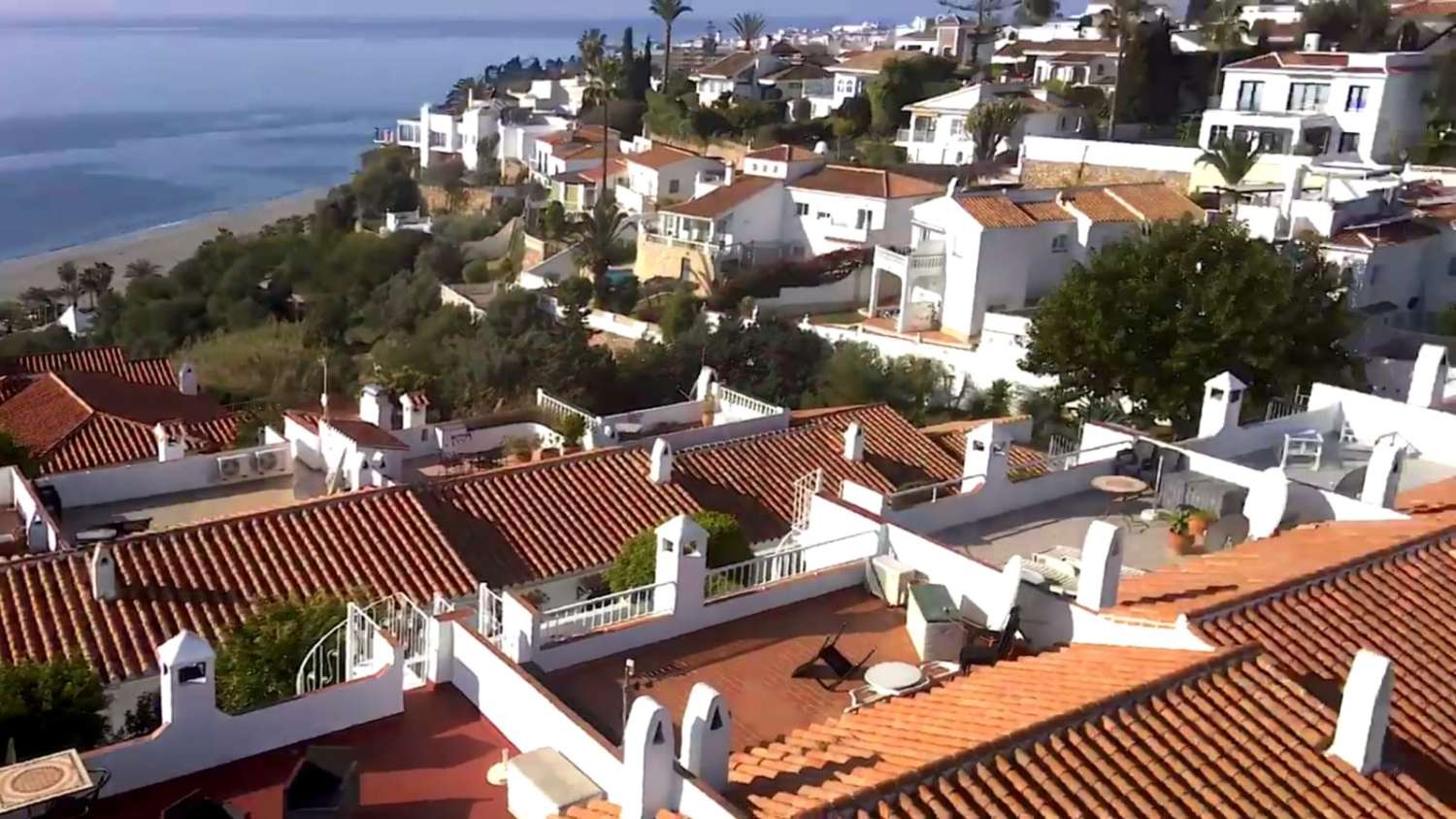 ADOSADO DE TRES DORMITORIOS Y PISCINA