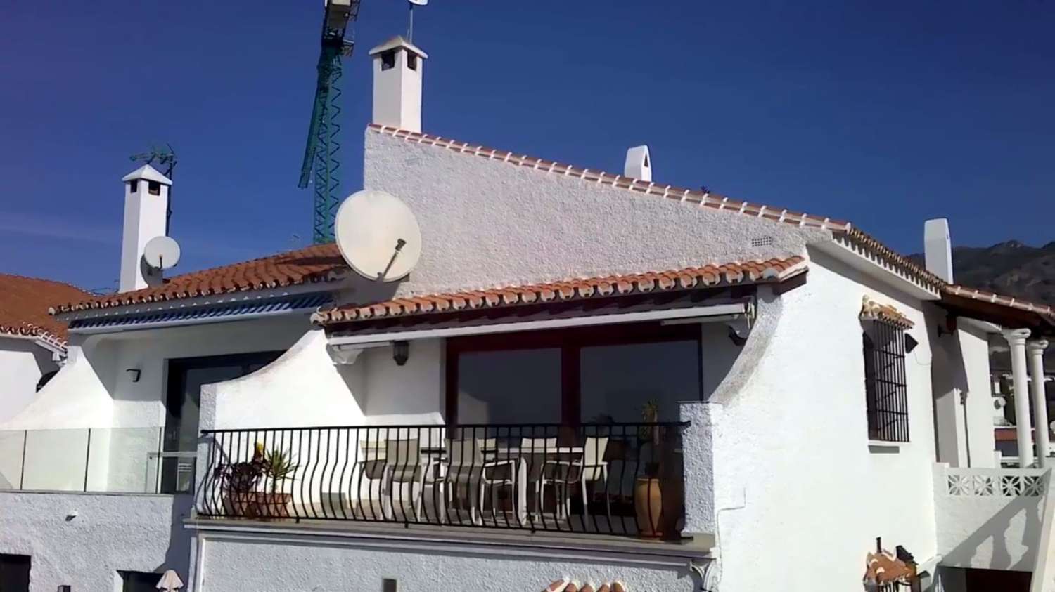 ADOSADO DE TRES DORMITORIOS Y PISCINA