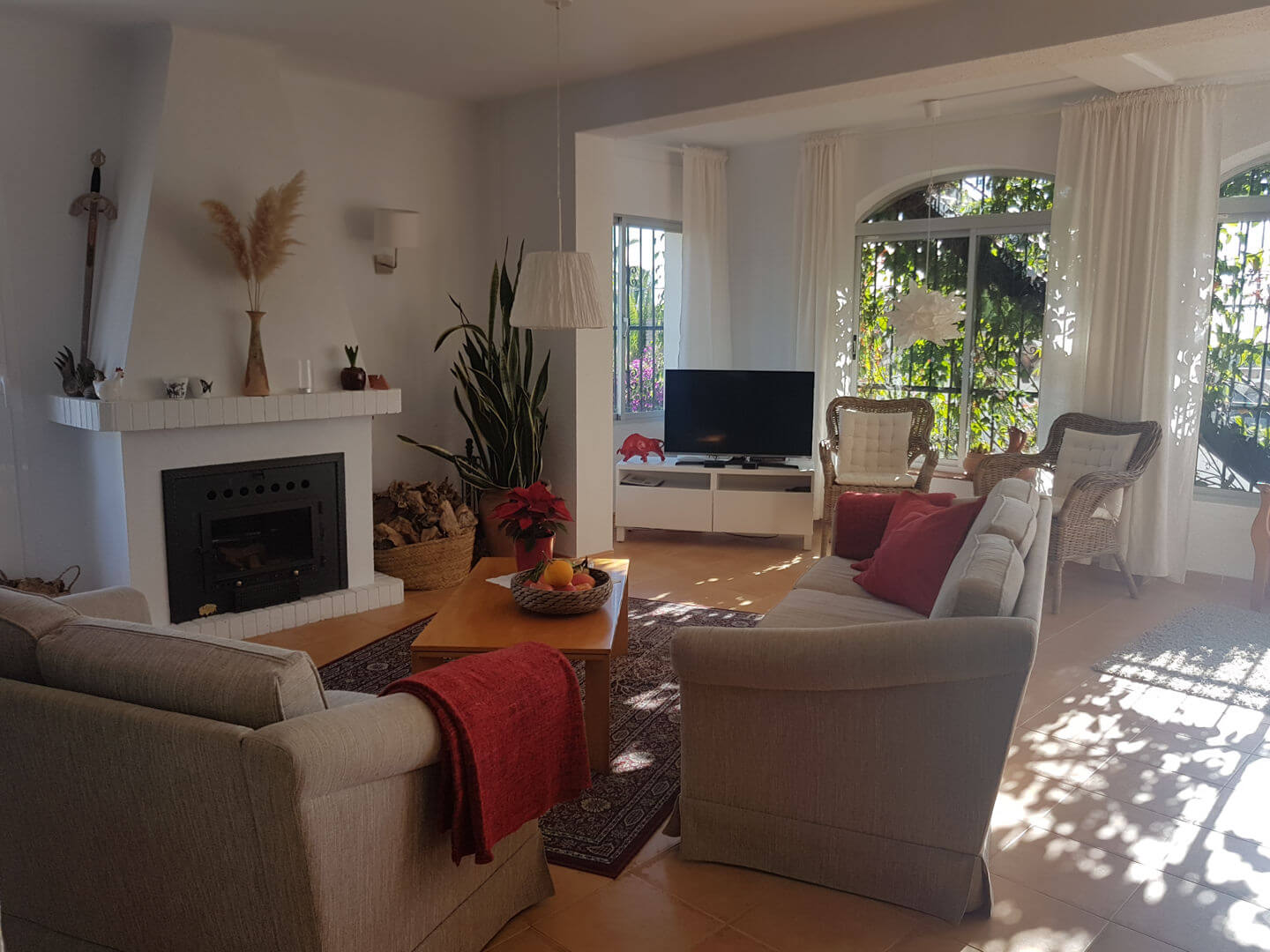 CASA INDEPENDIENTE  EN TRANQUILA URBANIZACIÓN CON PISCINA PRIVADA