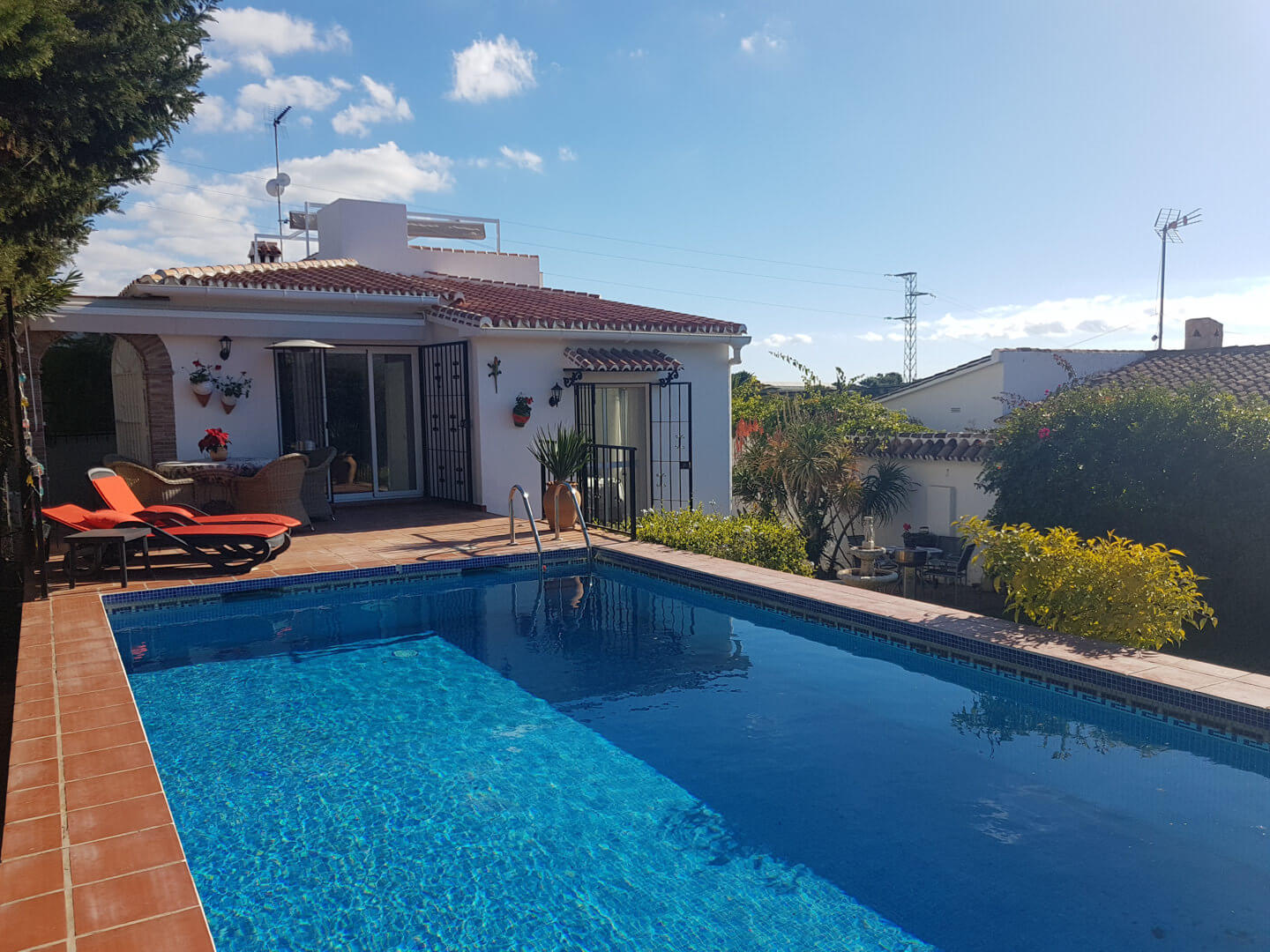 CASA INDEPENDIENTE  EN TRANQUILA URBANIZACIÓN CON PISCINA PRIVADA