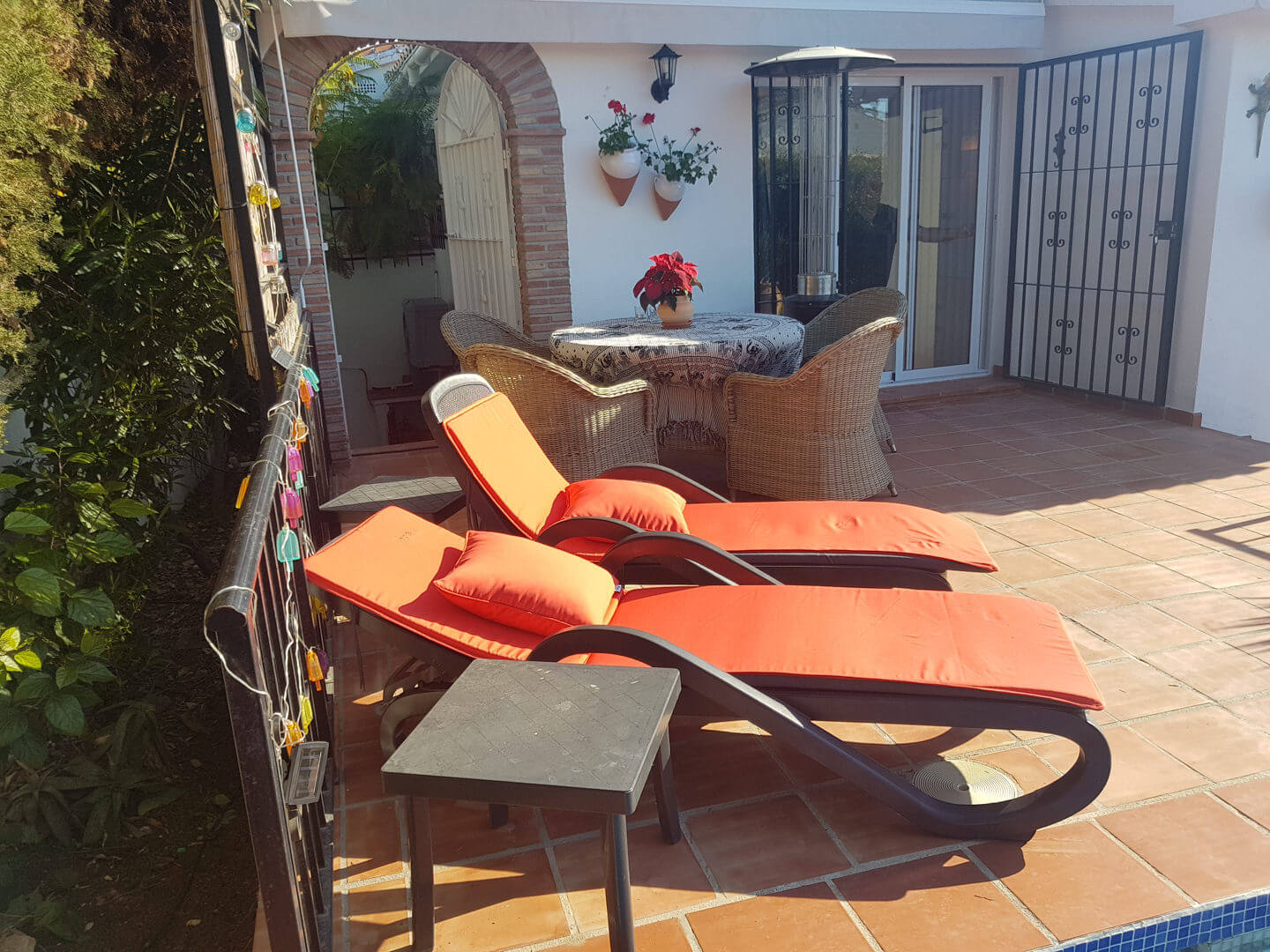 CASA INDEPENDIENTE  EN TRANQUILA URBANIZACIÓN CON PISCINA PRIVADA