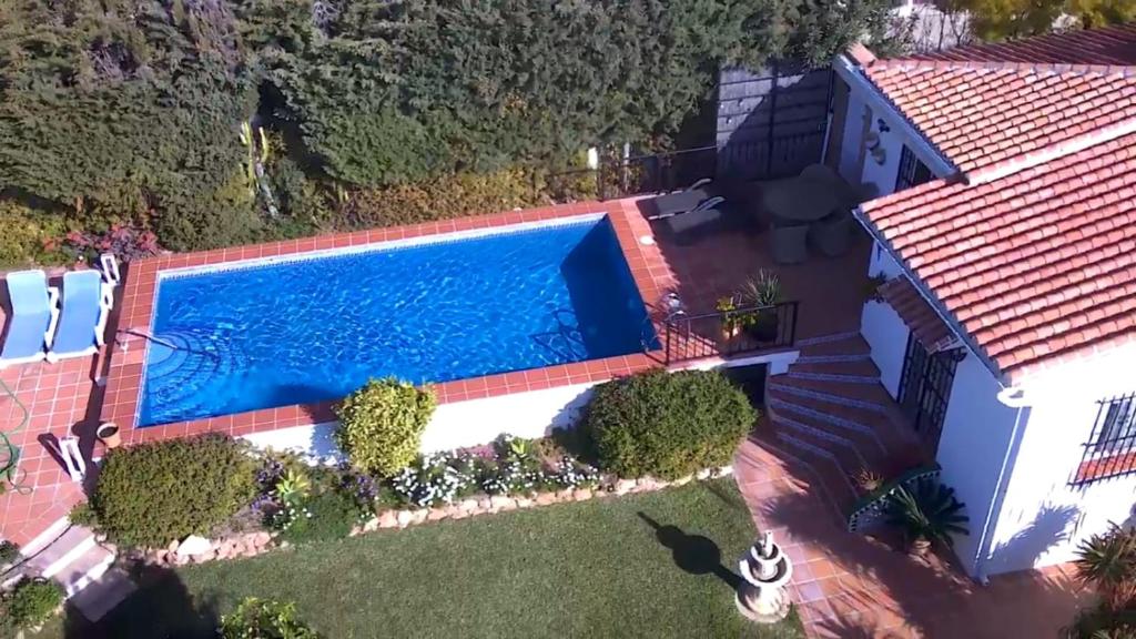 CASA INDEPENDIENTE  EN TRANQUILA URBANIZACIÓN CON PISCINA PRIVADA