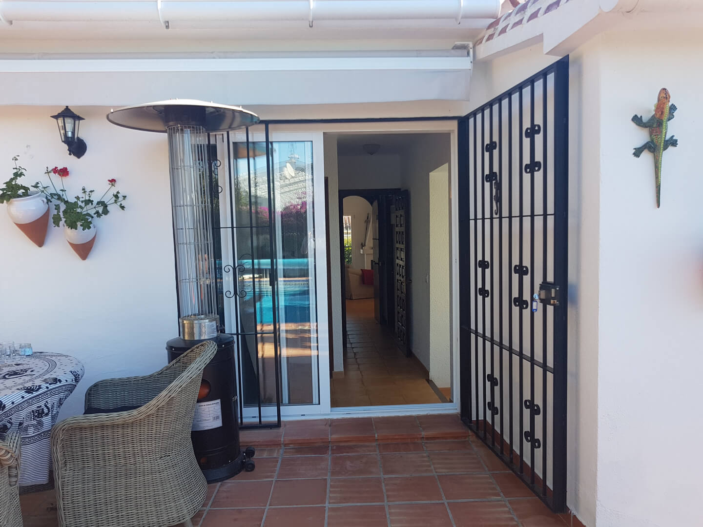 CASA INDEPENDIENTE  EN TRANQUILA URBANIZACIÓN CON PISCINA PRIVADA