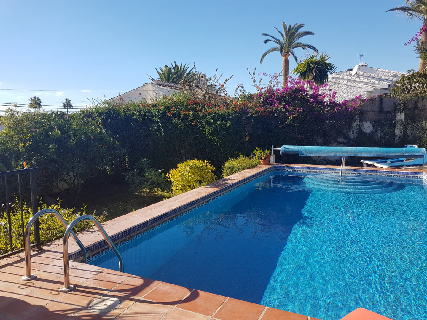 CASA INDEPENDIENTE  EN TRANQUILA URBANIZACIÓN CON PISCINA PRIVADA