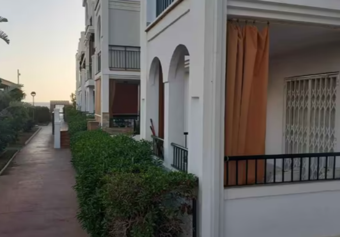 ERDGESCHOSSWOHNUNG MIT ZWEI SCHLAFZIMMERN UND GEMEINSCHAFTSPOOLS
