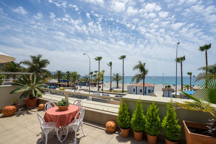 MAGNIFICO APARTAMENTO FRENTE AL MAR CON DOS DORMITORIOS Y DOS BAÑOS