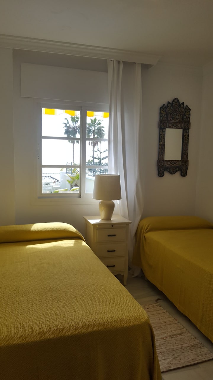 MAGNIFICO APARTAMENTO FRENTE AL MAR CON DOS DORMITORIOS Y DOS BAÑOS
