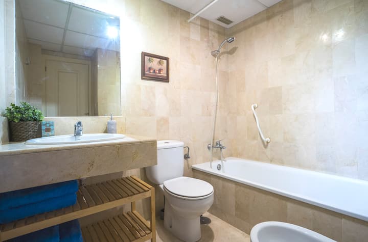 MAGNIFICO APARTAMENTO FRENTE AL MAR CON DOS DORMITORIOS Y DOS BAÑOS