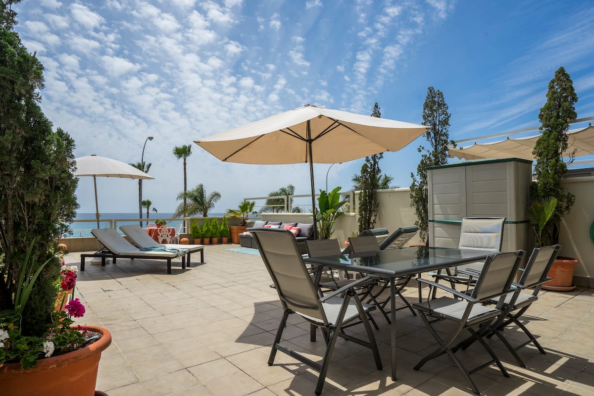 MAGNIFICO APARTAMENTO FRENTE AL MAR CON DOS DORMITORIOS Y DOS BAÑOS