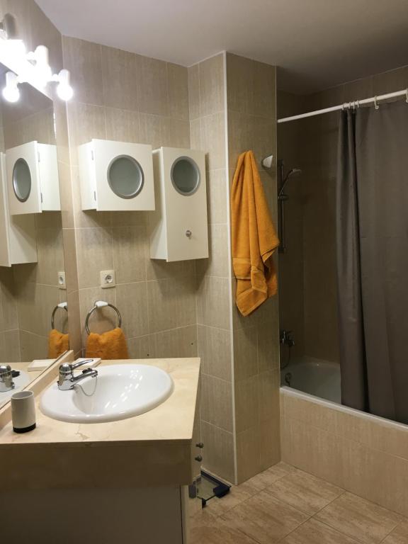 SCHÖNE AUSSICHT AUF DAS MEER UND DIE STRANDWOHNUNG MIT ZWEI SCHLAFZIMMERN UND ZWEI BÄDERN
