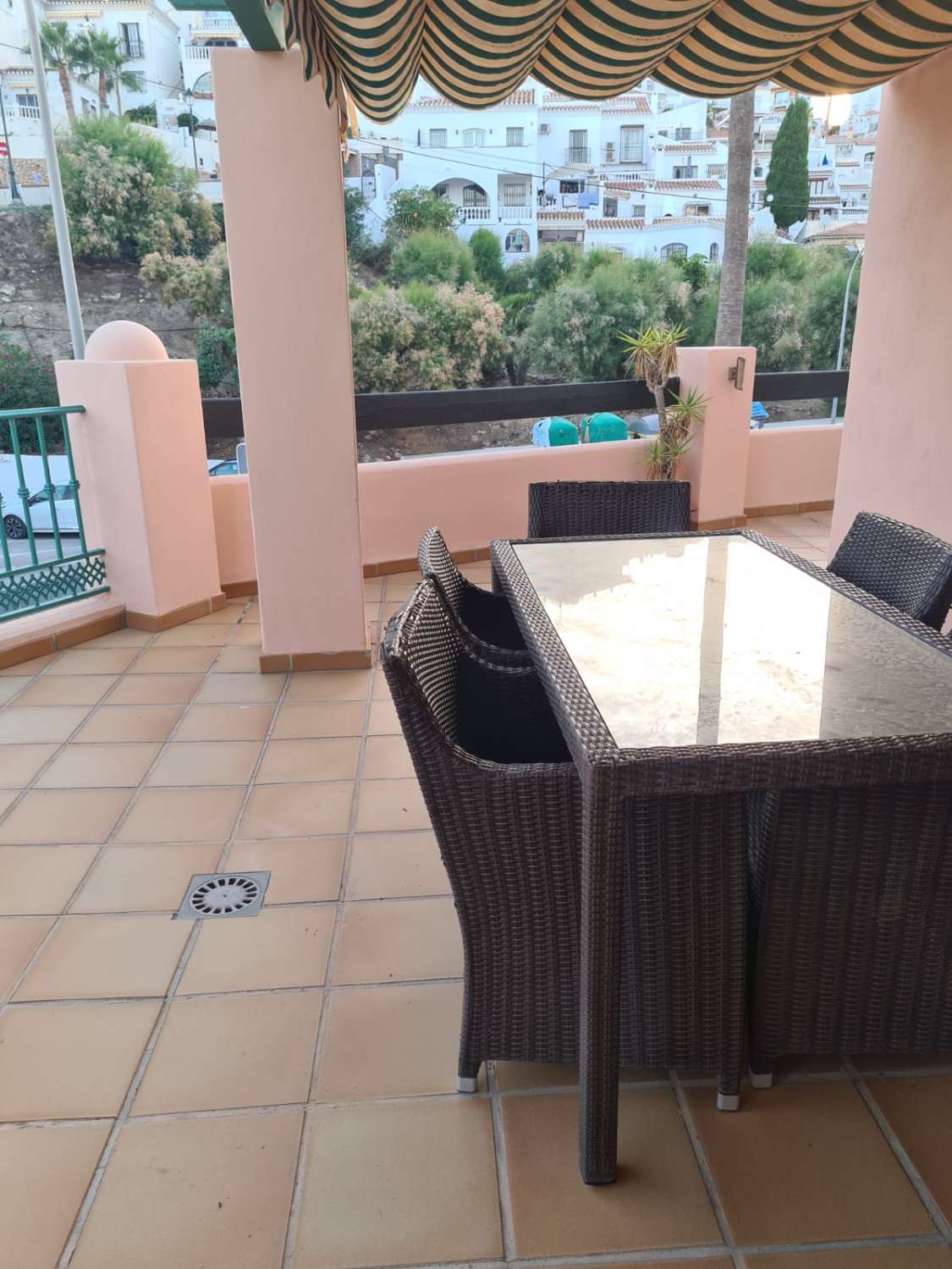 WOHNUNG IN ZWEITER STRANDLINIE MIT PARKPLATZ UND GEMEINSCHAFTSPOOL