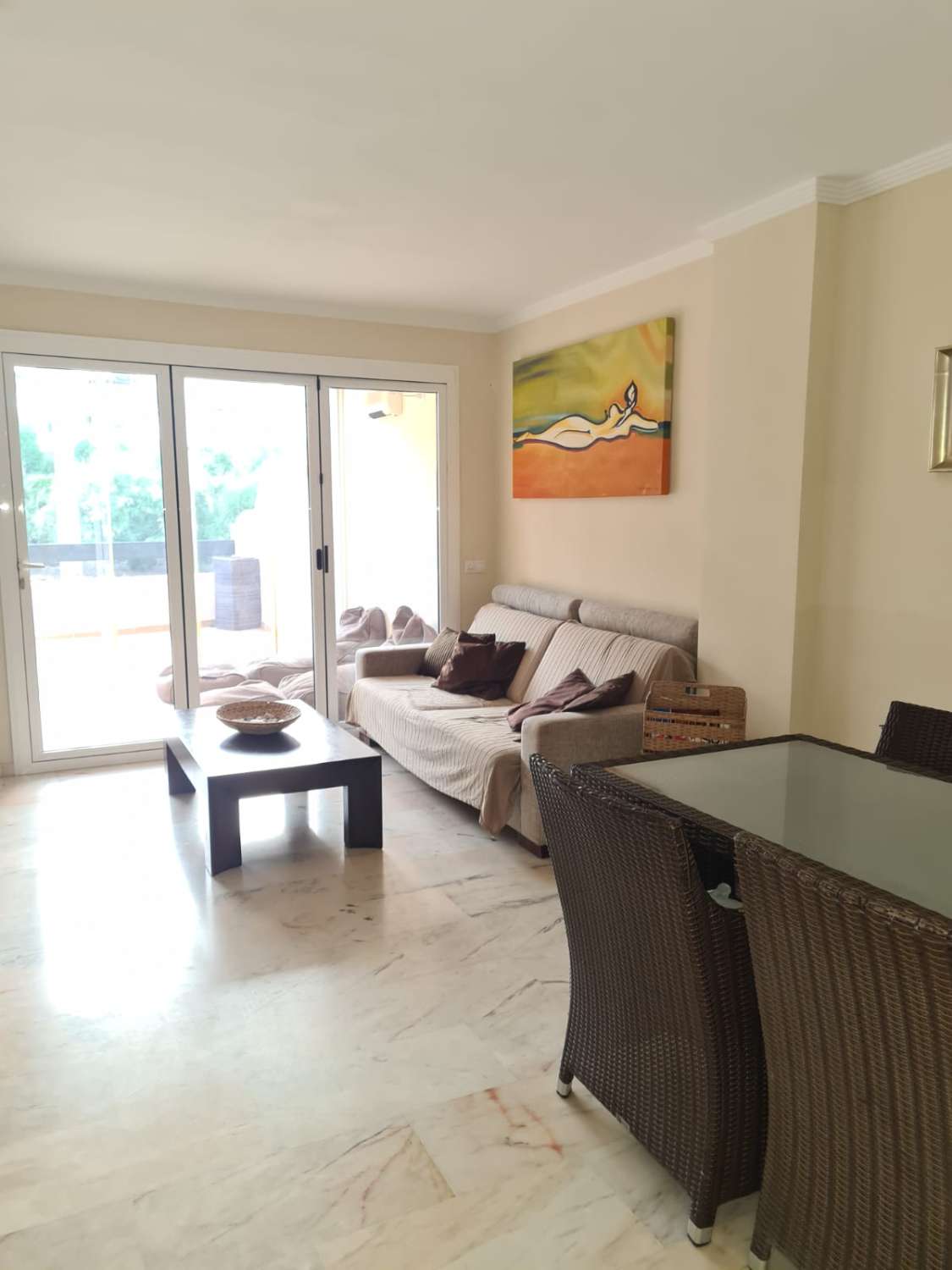 WOHNUNG IN ZWEITER STRANDLINIE MIT PARKPLATZ UND GEMEINSCHAFTSPOOL