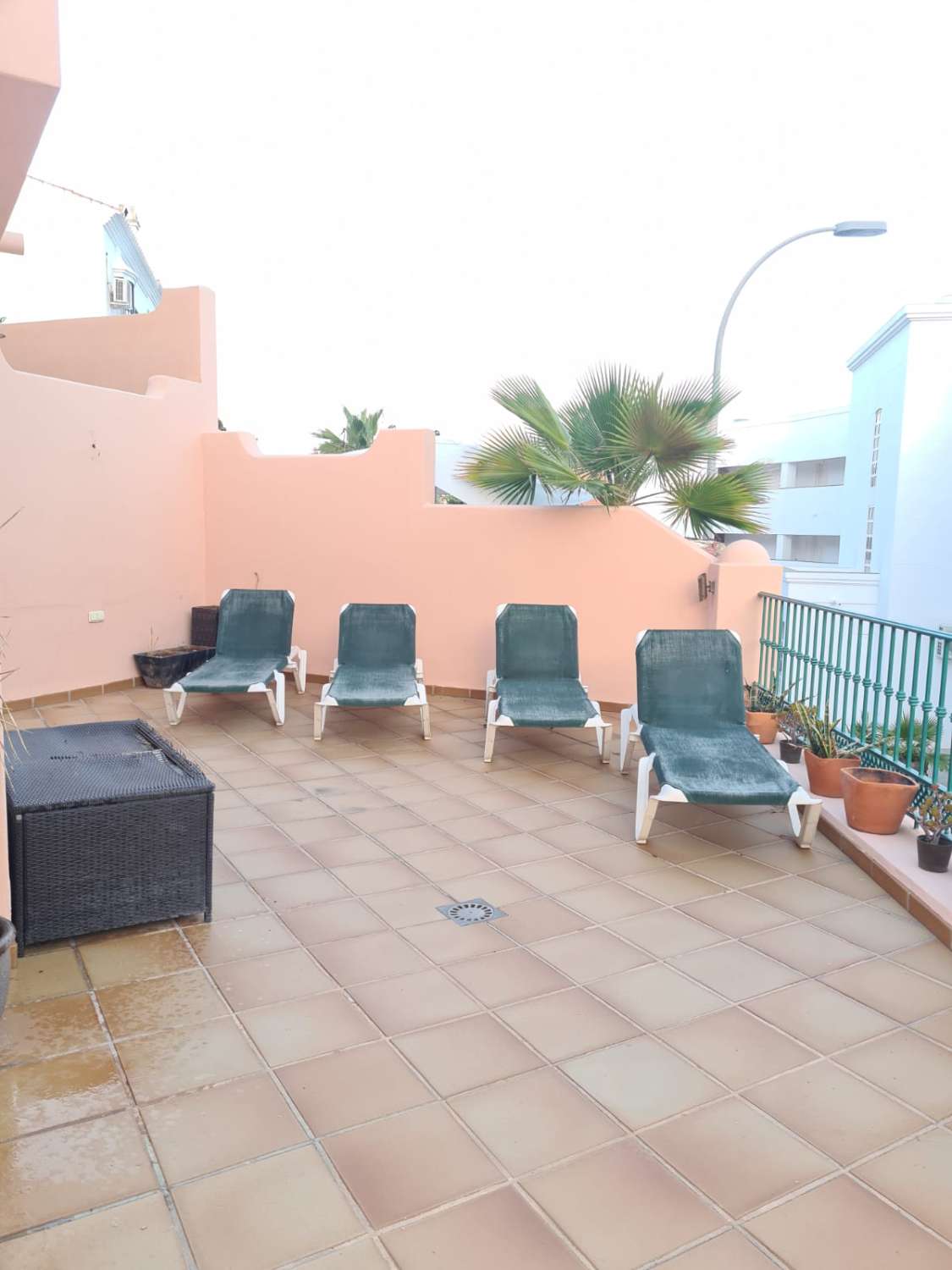 WOHNUNG IN ZWEITER STRANDLINIE MIT PARKPLATZ UND GEMEINSCHAFTSPOOL
