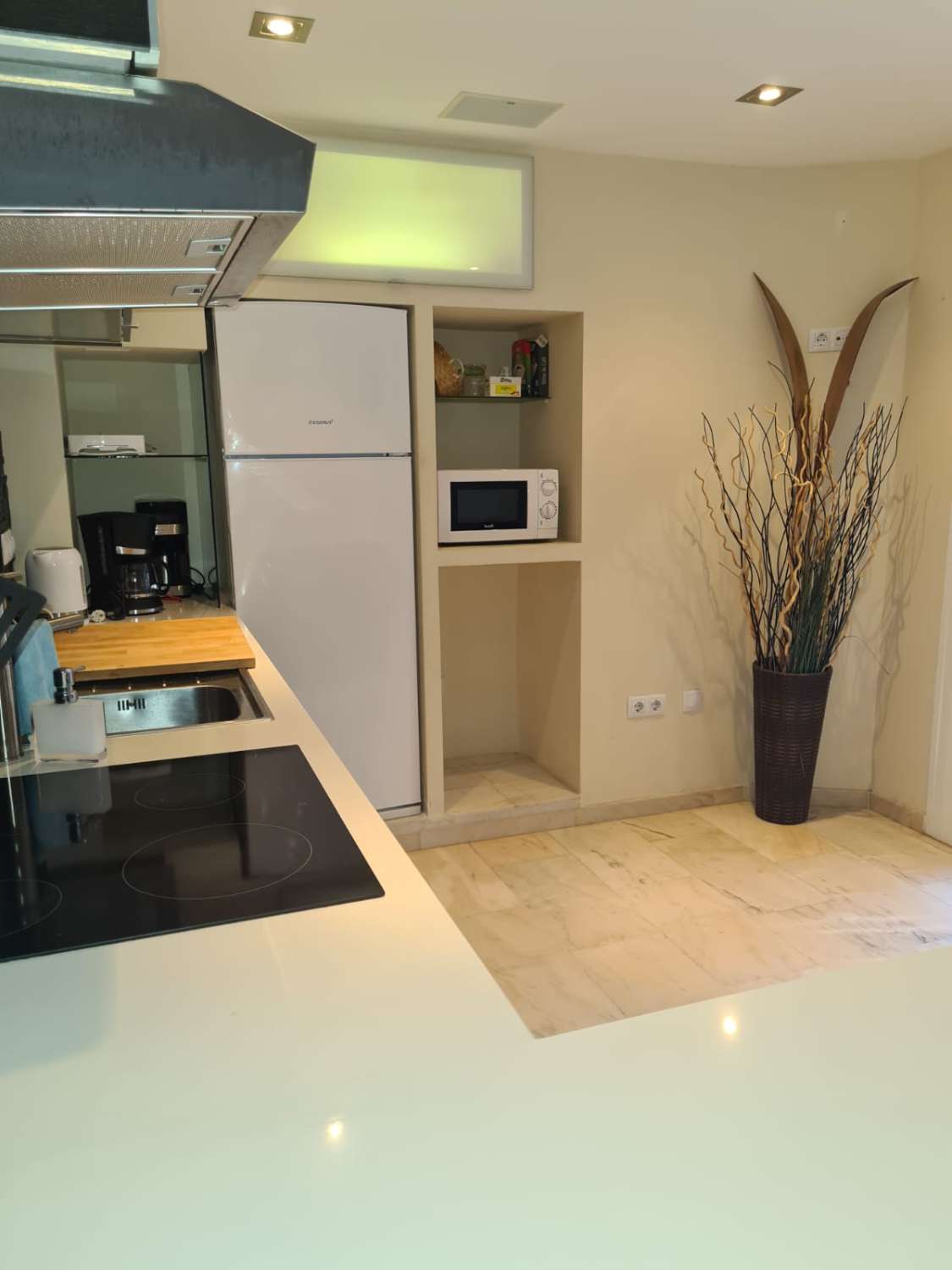 WOHNUNG IN ZWEITER STRANDLINIE MIT PARKPLATZ UND GEMEINSCHAFTSPOOL