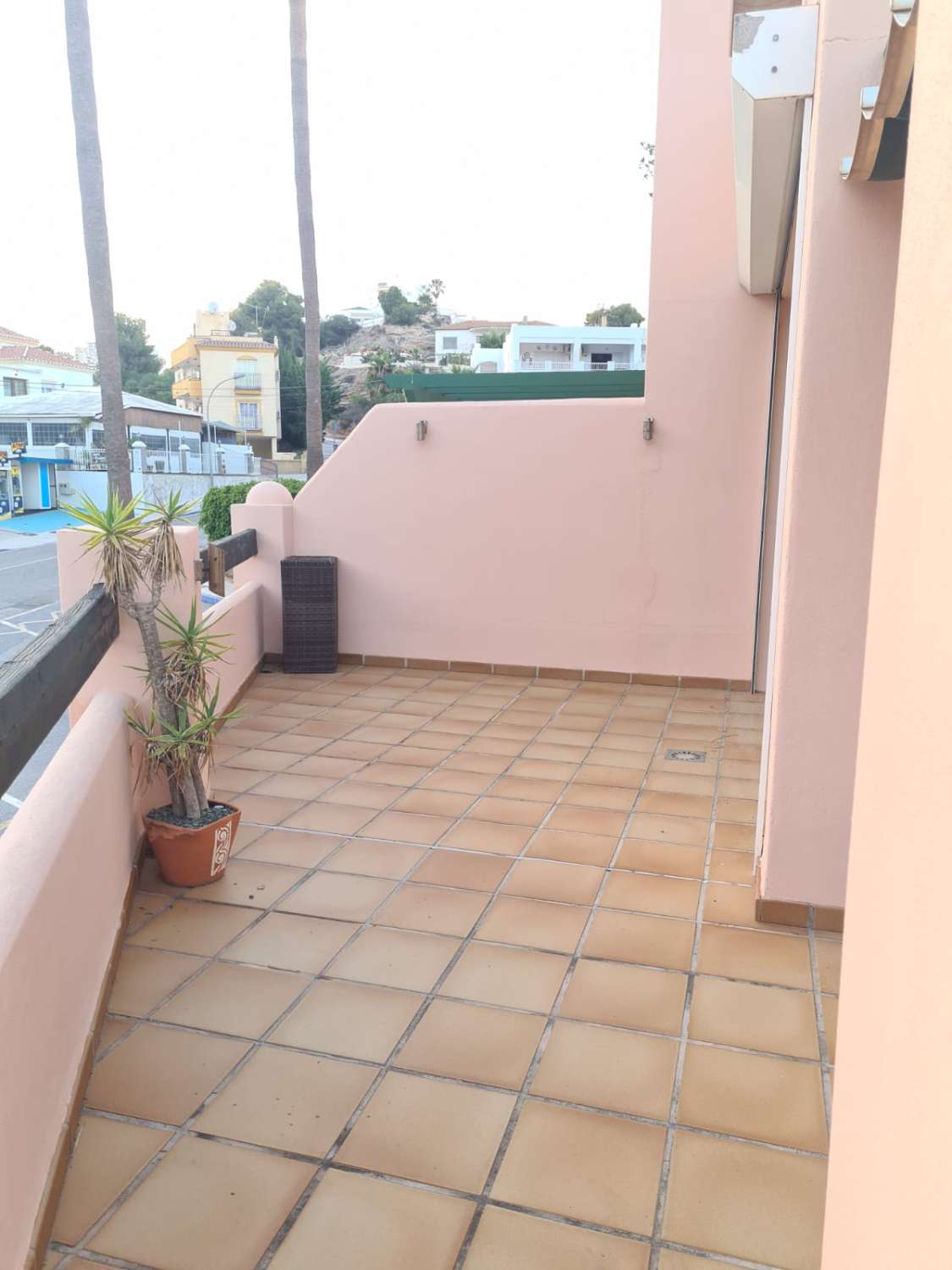 WOHNUNG IN ZWEITER STRANDLINIE MIT PARKPLATZ UND GEMEINSCHAFTSPOOL