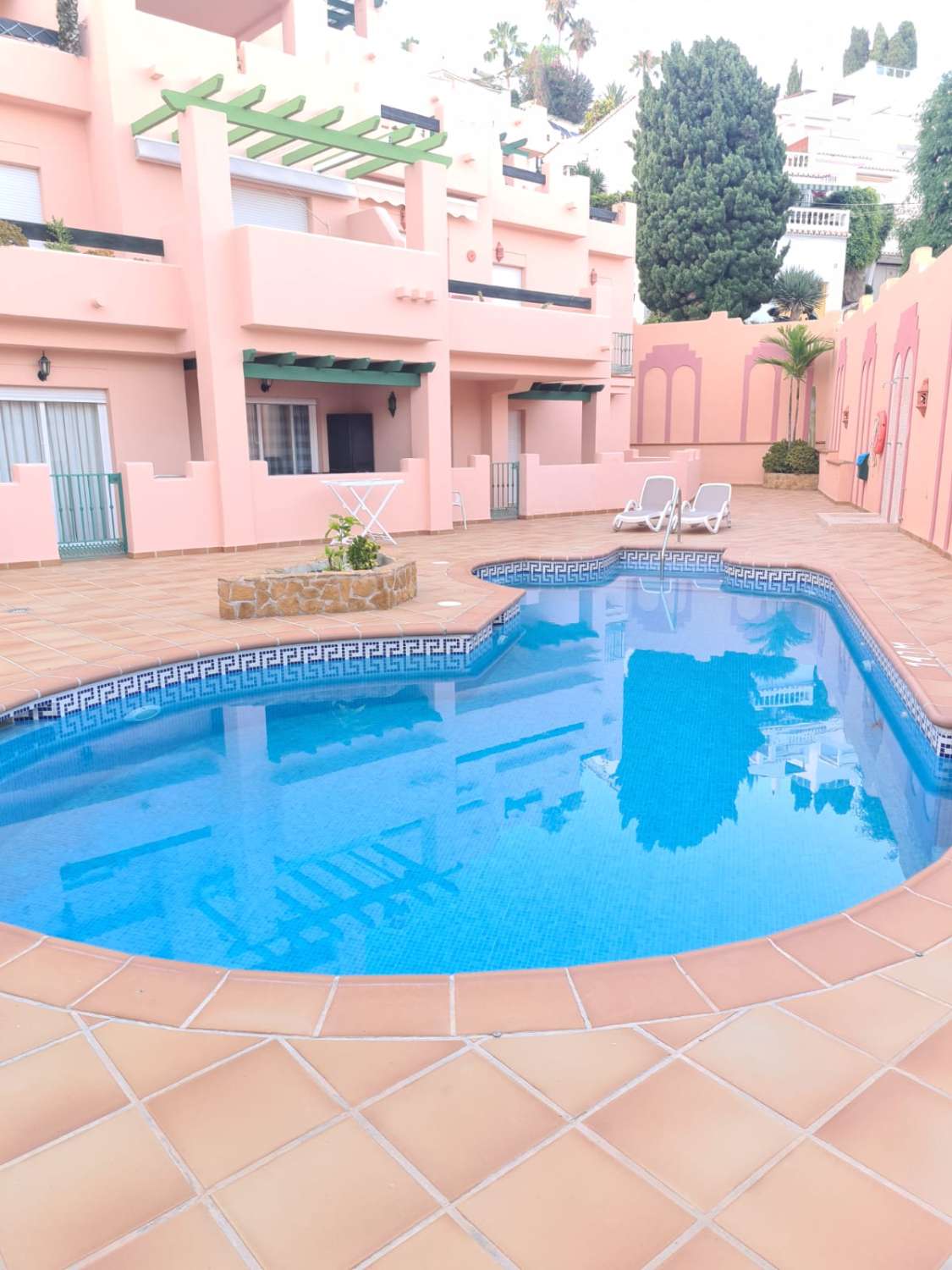 WOHNUNG IN ZWEITER STRANDLINIE MIT PARKPLATZ UND GEMEINSCHAFTSPOOL