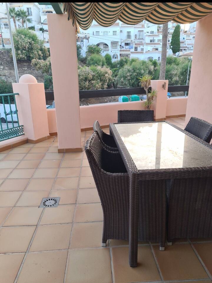 WOHNUNG IN ZWEITER STRANDLINIE MIT PARKPLATZ UND GEMEINSCHAFTSPOOL