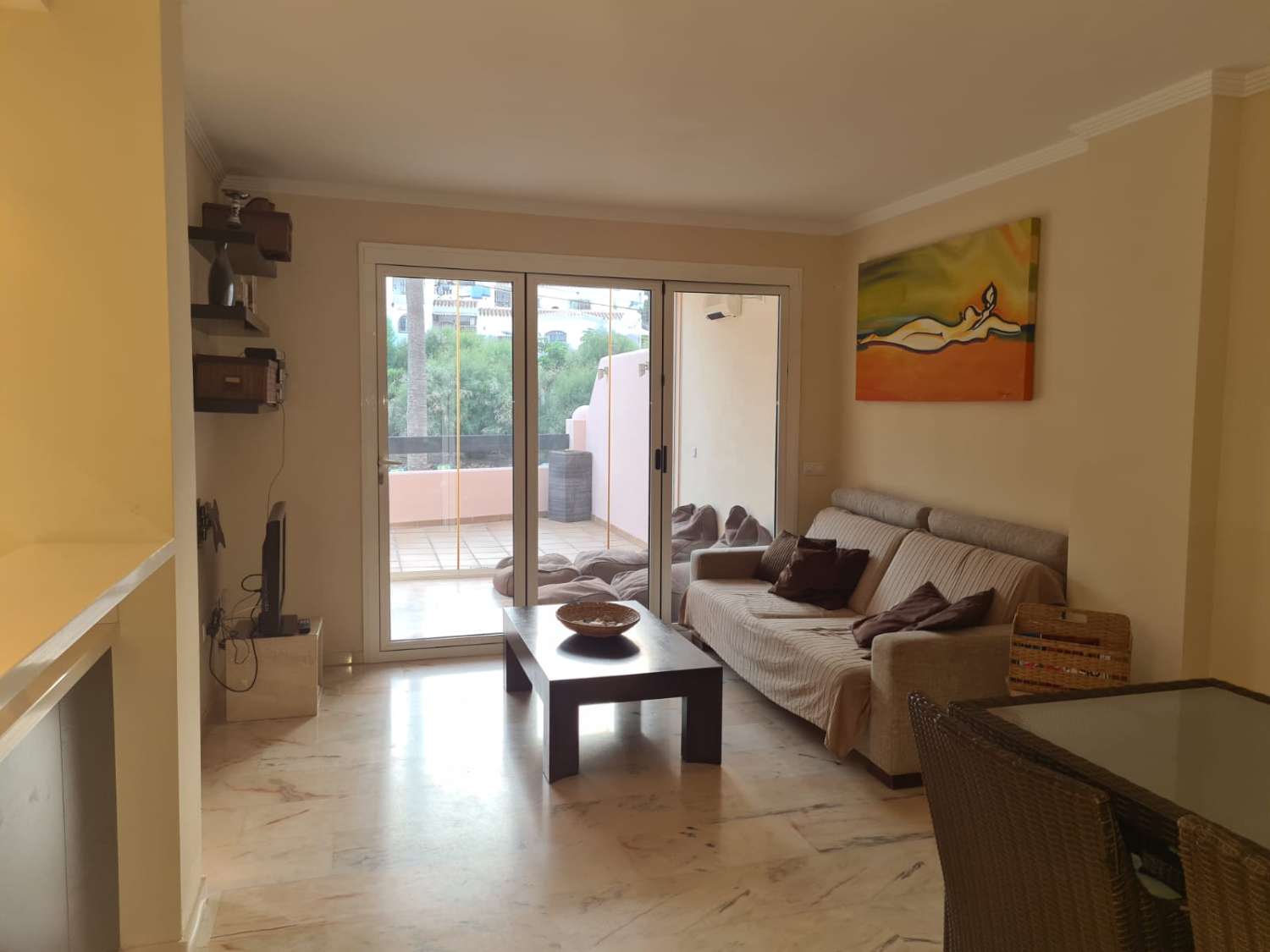 WOHNUNG IN ZWEITER STRANDLINIE MIT PARKPLATZ UND GEMEINSCHAFTSPOOL