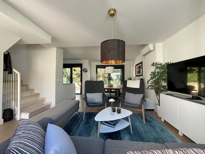 MAGNIFICENT THREE BEDROOM TOWNHOUSE WITH COMMUNAL POOL