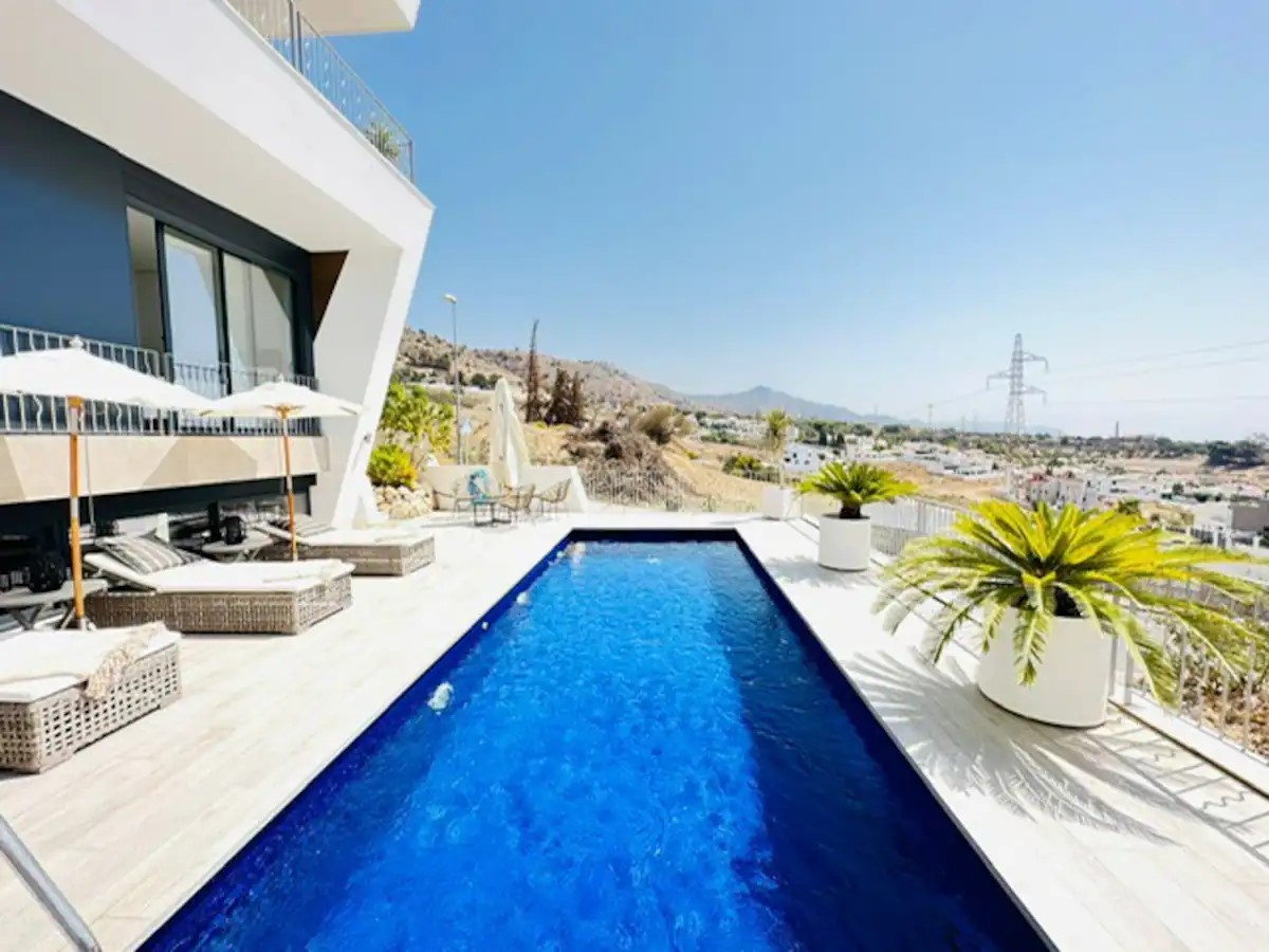 VILLA MIT DREI SCHLAFZIMMERN UND PRIVATEM POOL MIT MEERBLICK