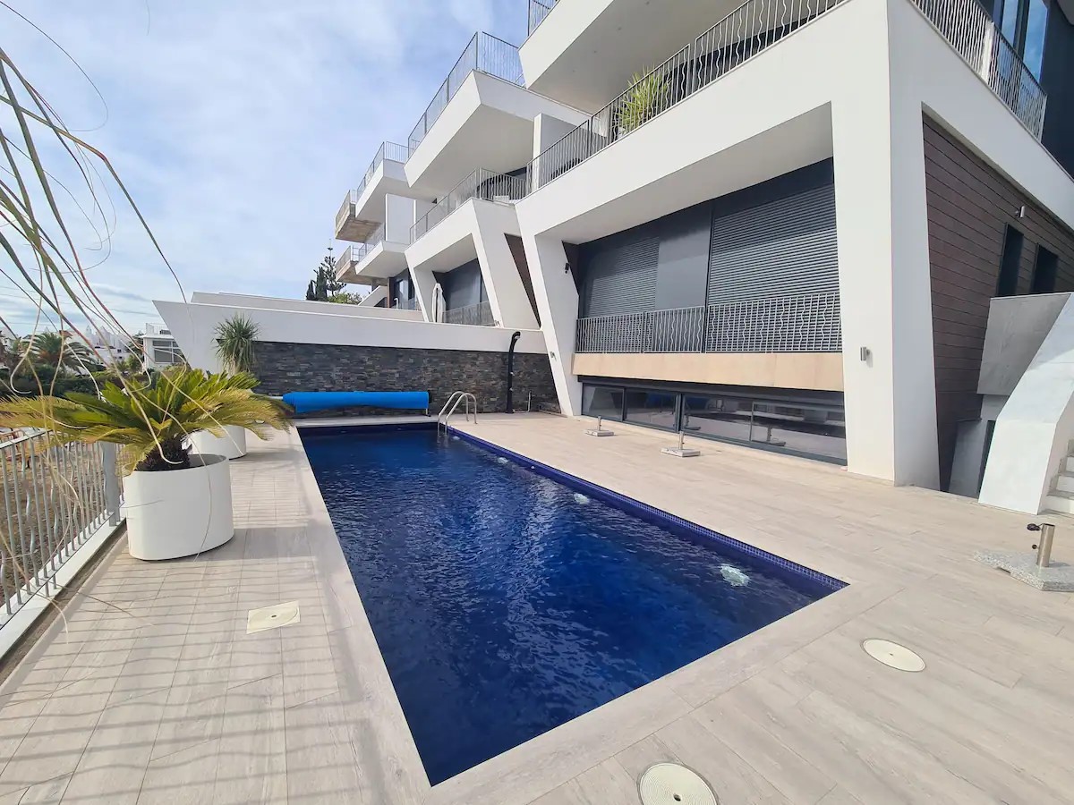 VILLA MIT DREI SCHLAFZIMMERN UND PRIVATEM POOL MIT MEERBLICK