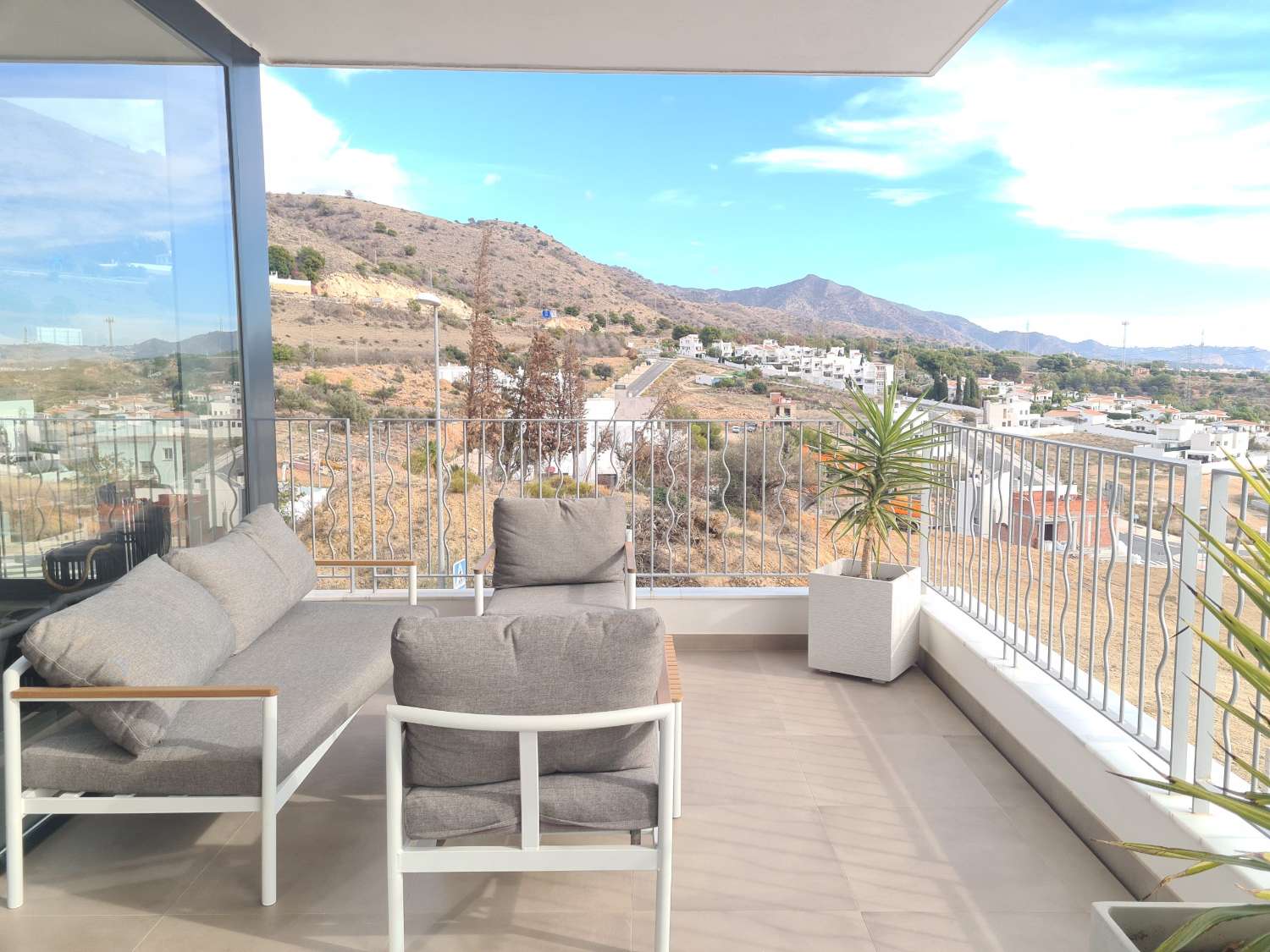 VILLA MIT DREI SCHLAFZIMMERN UND PRIVATEM POOL MIT MEERBLICK