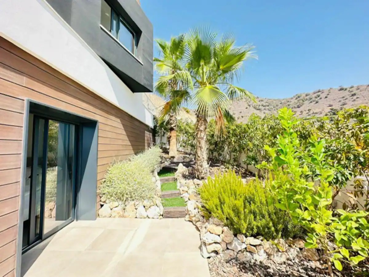 VILLA MIT DREI SCHLAFZIMMERN UND PRIVATEM POOL MIT MEERBLICK