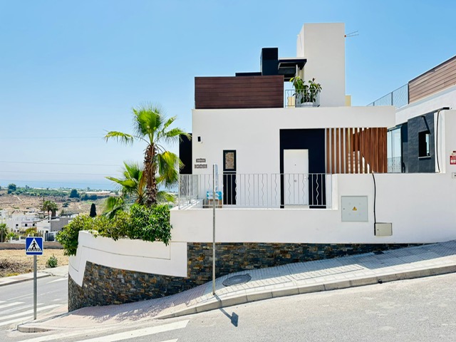 VILLA MIT DREI SCHLAFZIMMERN UND PRIVATEM POOL MIT MEERBLICK
