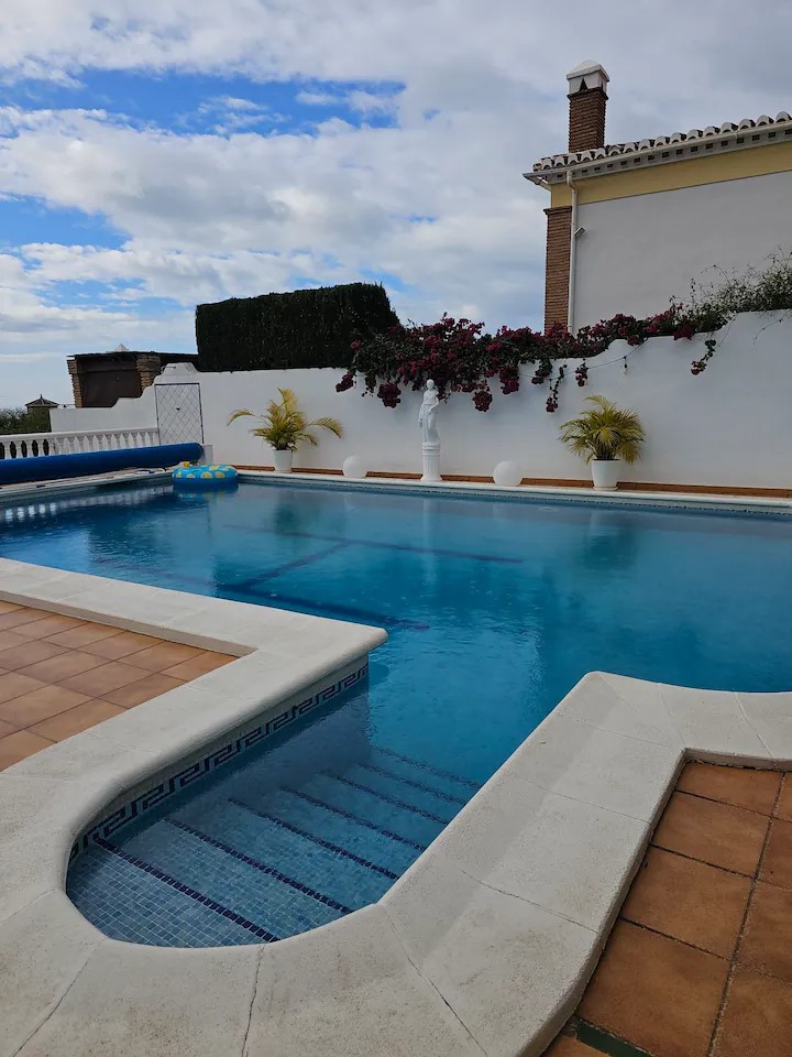 BEAUTIFUL THREE BEDROOM VILLA WITH PRIVATE POOL