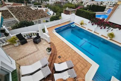 SCHÖNE VILLA MIT DREI SCHLAFZIMMERN UND PRIVAT...