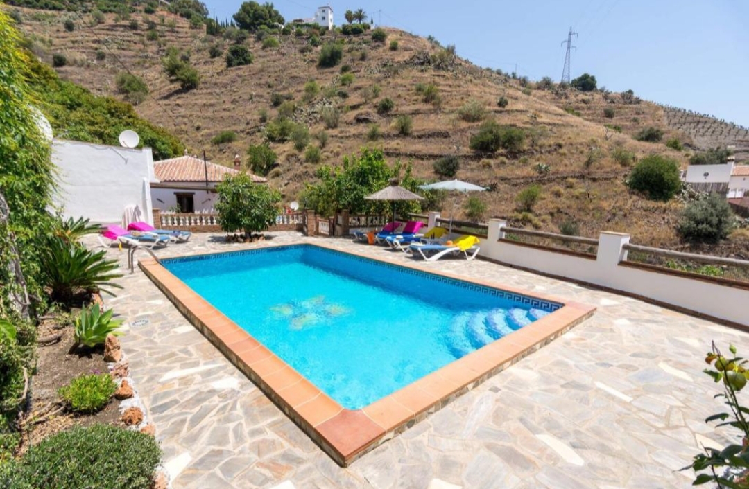 VILLA MIT DREI SCHLAFZIMMERN UND PRIVATEM POOL