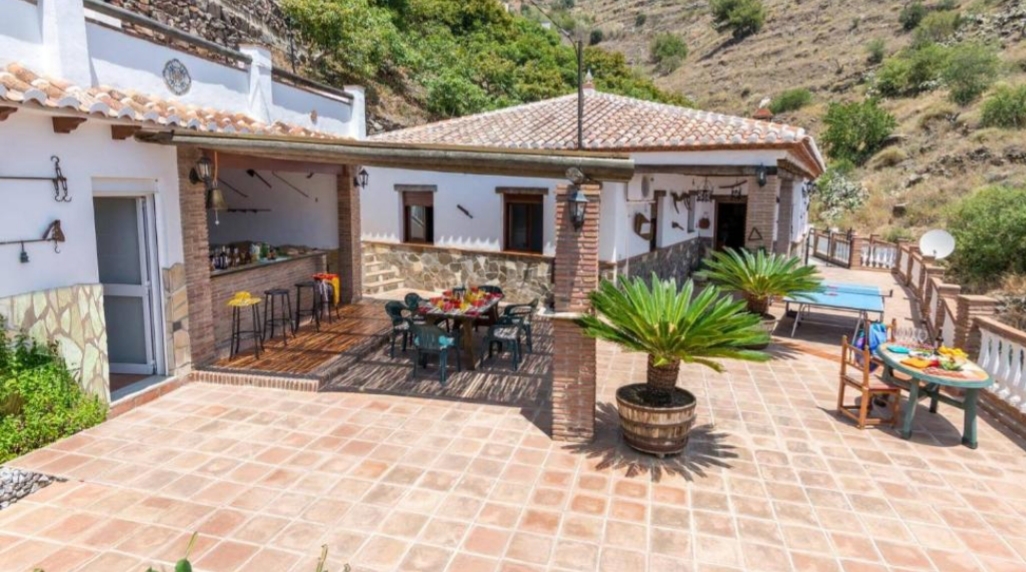 VILLA MIT DREI SCHLAFZIMMERN UND PRIVATEM POOL