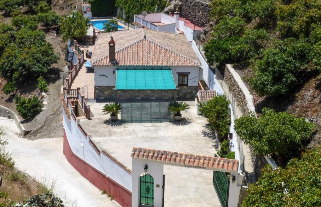 VILLA MIT DREI SCHLAFZIMMERN UND PRIVATEM POOL