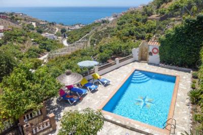 VILLA MIT DREI SCHLAFZIMMERN UND PRIVATEM POOL