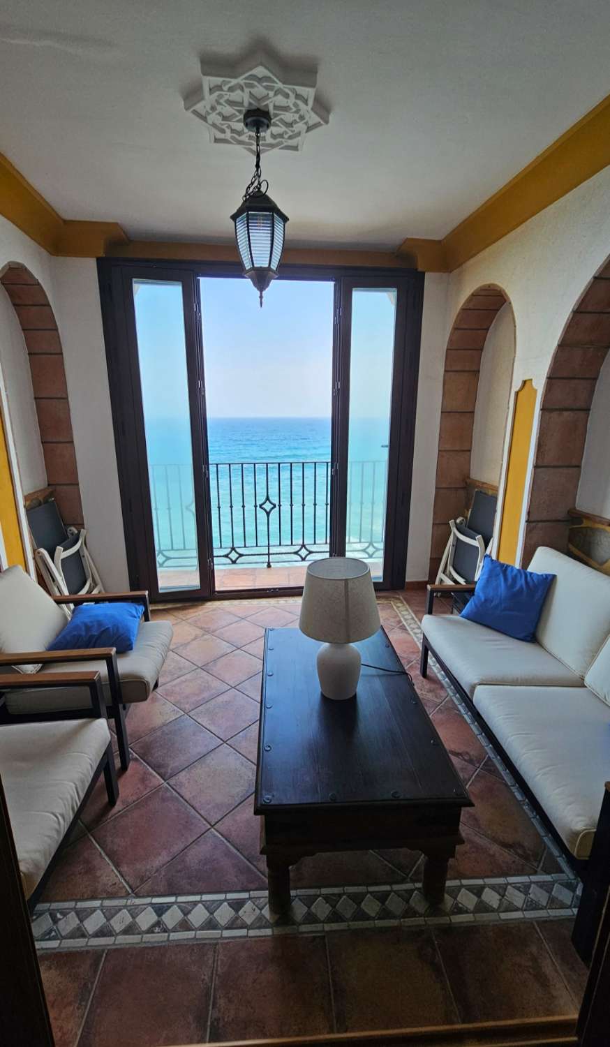 BONITA CASA DE PUEBLO SOBRE ACANTILADO