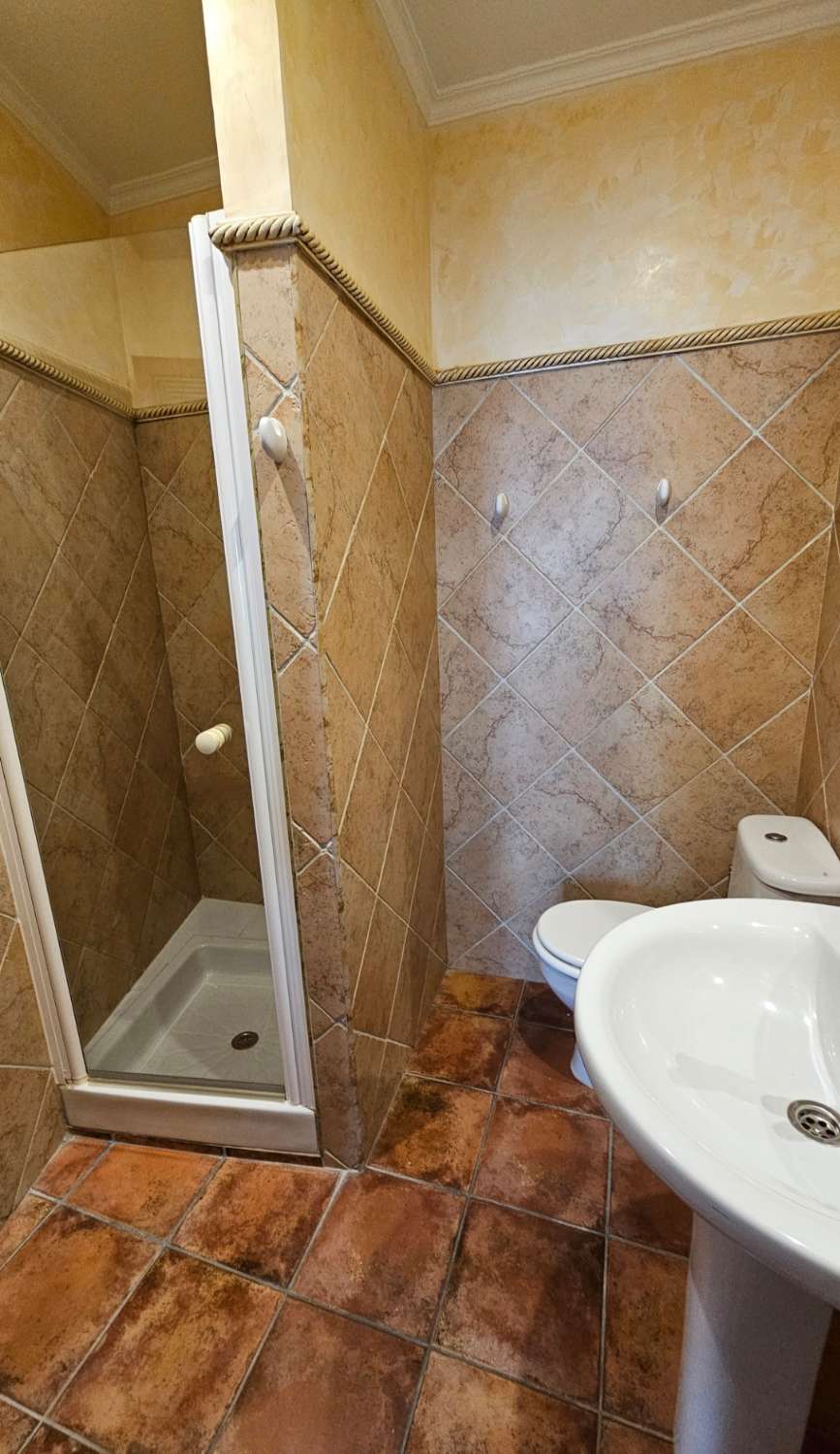 BONITA CASA DE PUEBLO SOBRE ACANTILADO