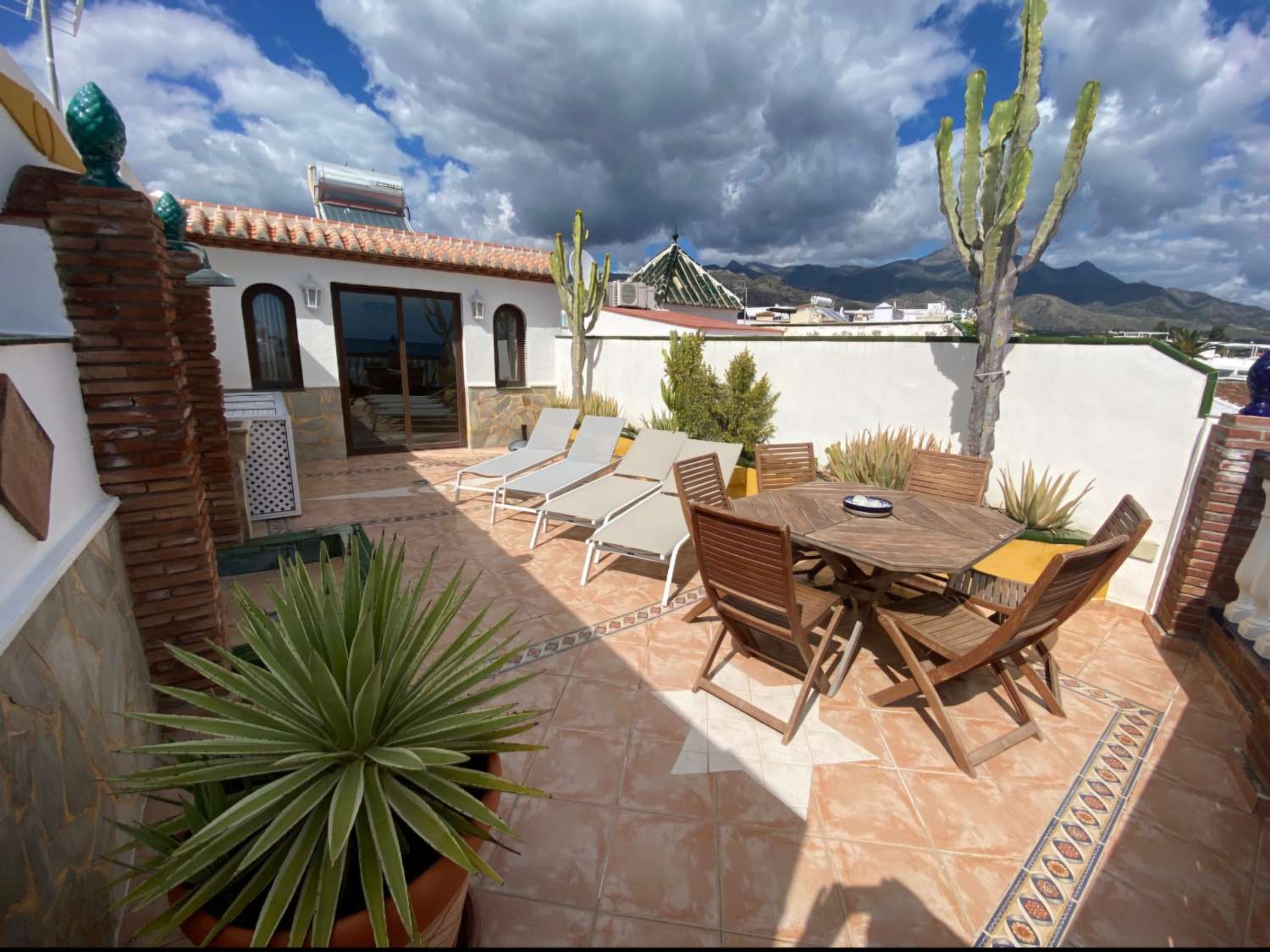 BONITA CASA DE PUEBLO SOBRE ACANTILADO