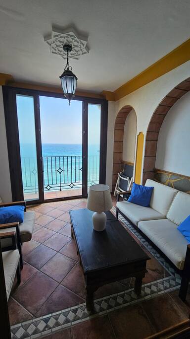 BONITA CASA DE PUEBLO SOBRE ACANTILADO