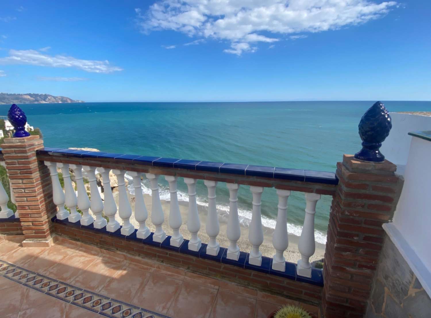 BONITA CASA DE PUEBLO SOBRE ACANTILADO