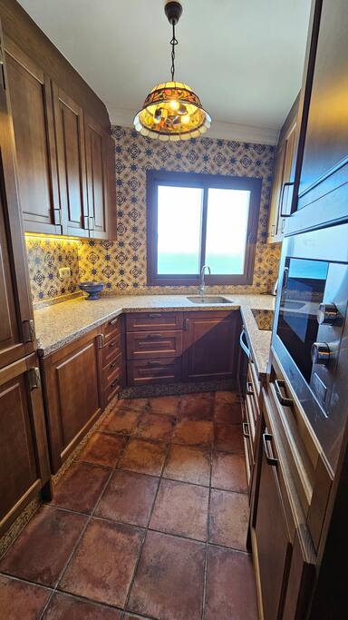 BONITA CASA DE PUEBLO SOBRE ACANTILADO