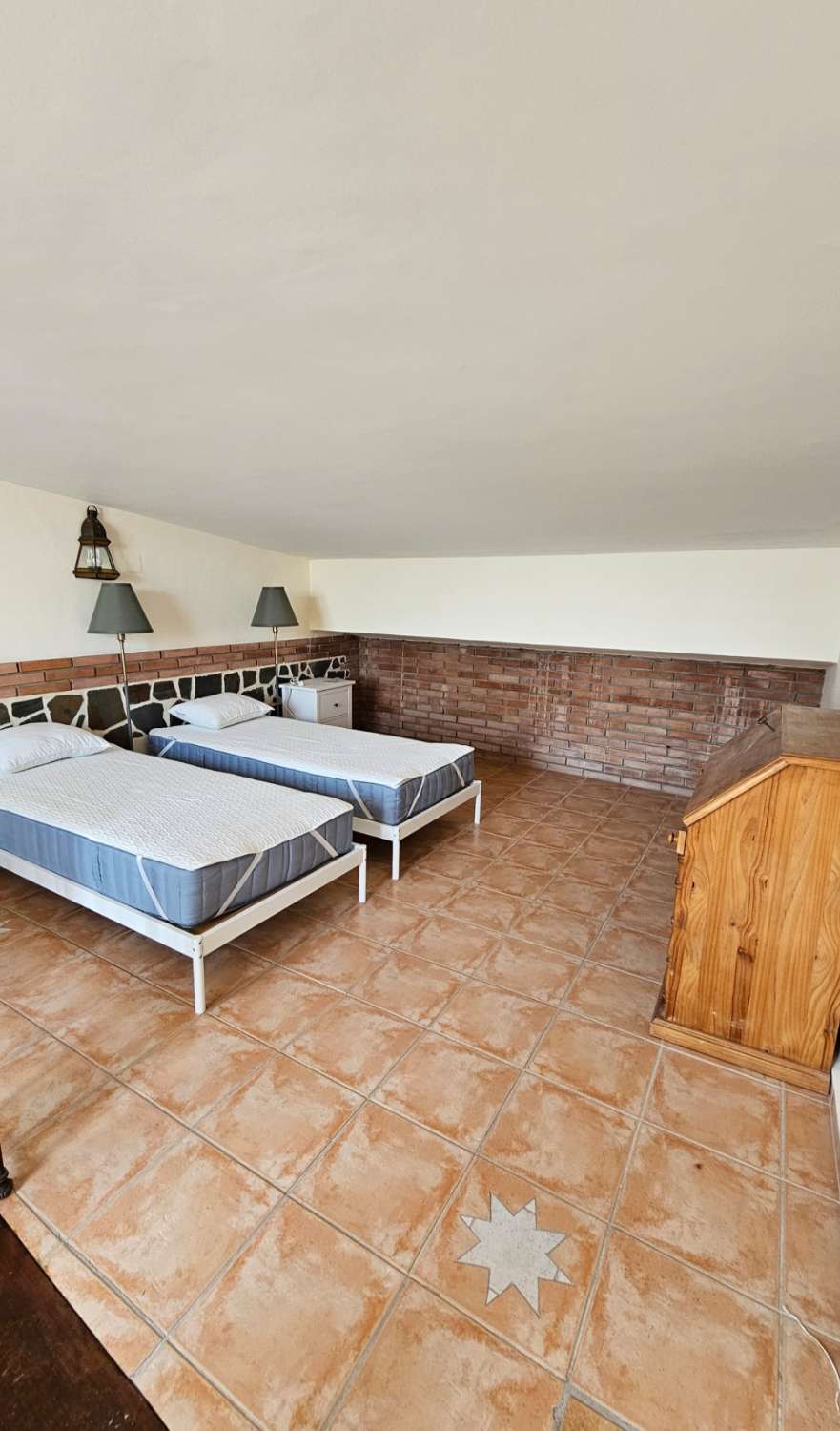 BONITA CASA DE PUEBLO SOBRE ACANTILADO