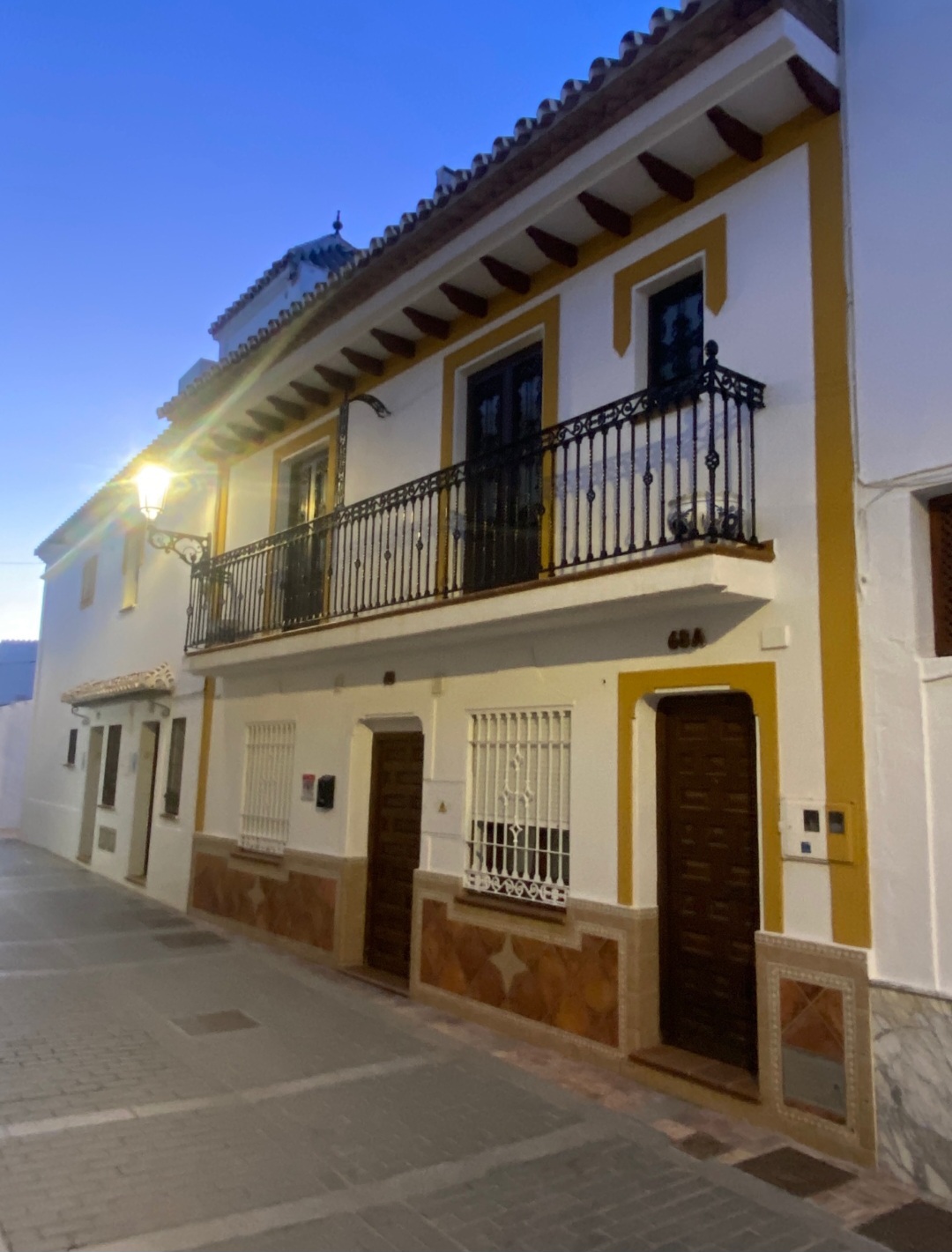 BONITA CASA DE PUEBLO SOBRE ACANTILADO