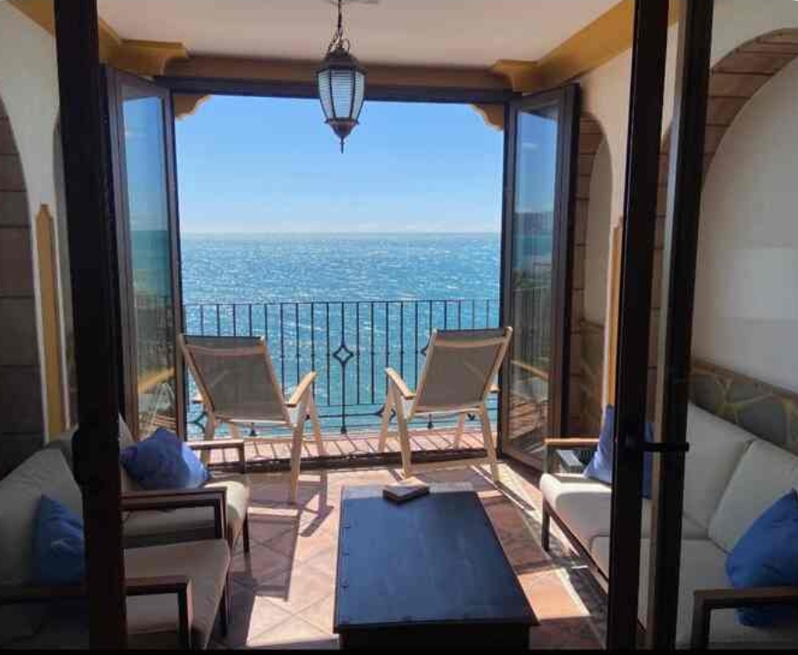 BONITA CASA DE PUEBLO SOBRE ACANTILADO