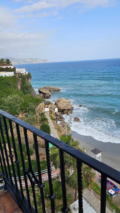 BONITA CASA DE PUEBLO SOBRE ACANTILADO