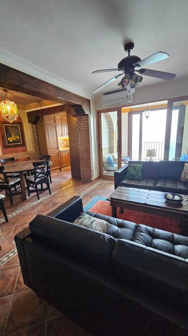 BONITA CASA DE PUEBLO SOBRE ACANTILADO